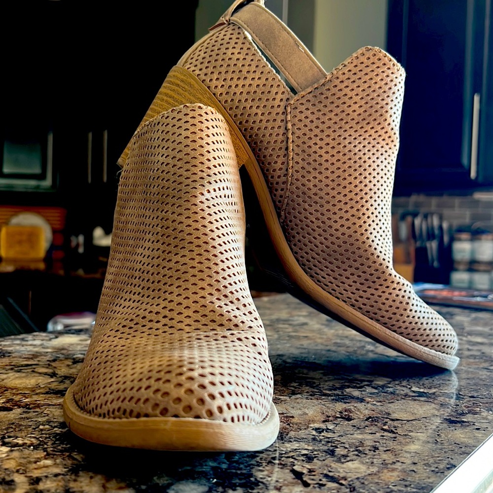 Size 9 beige colored boots with small heel and buckle